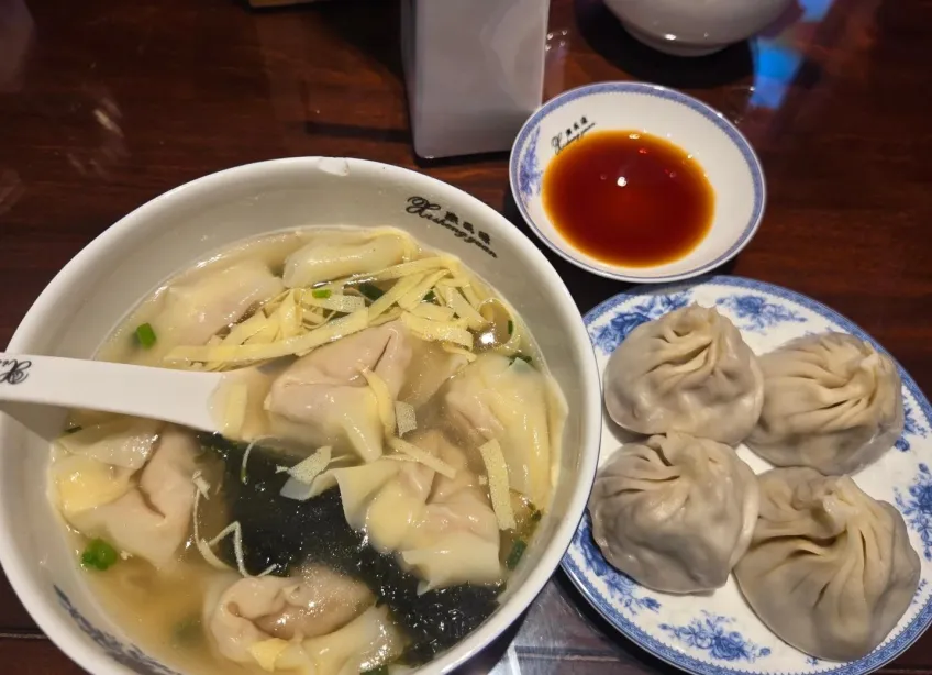白碗馄饨与青花盘小笼