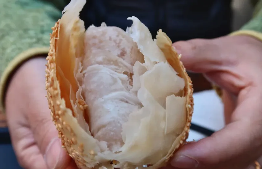 双手掰开芝麻油酥千层