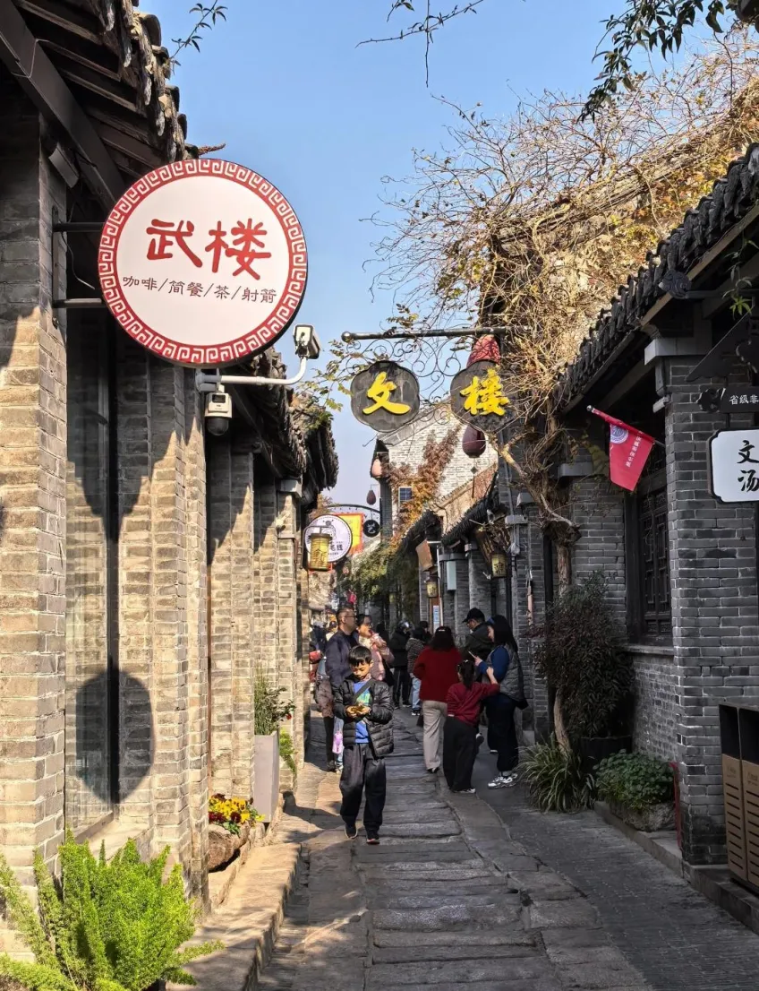 淮安河下古镇文楼巷景与行人