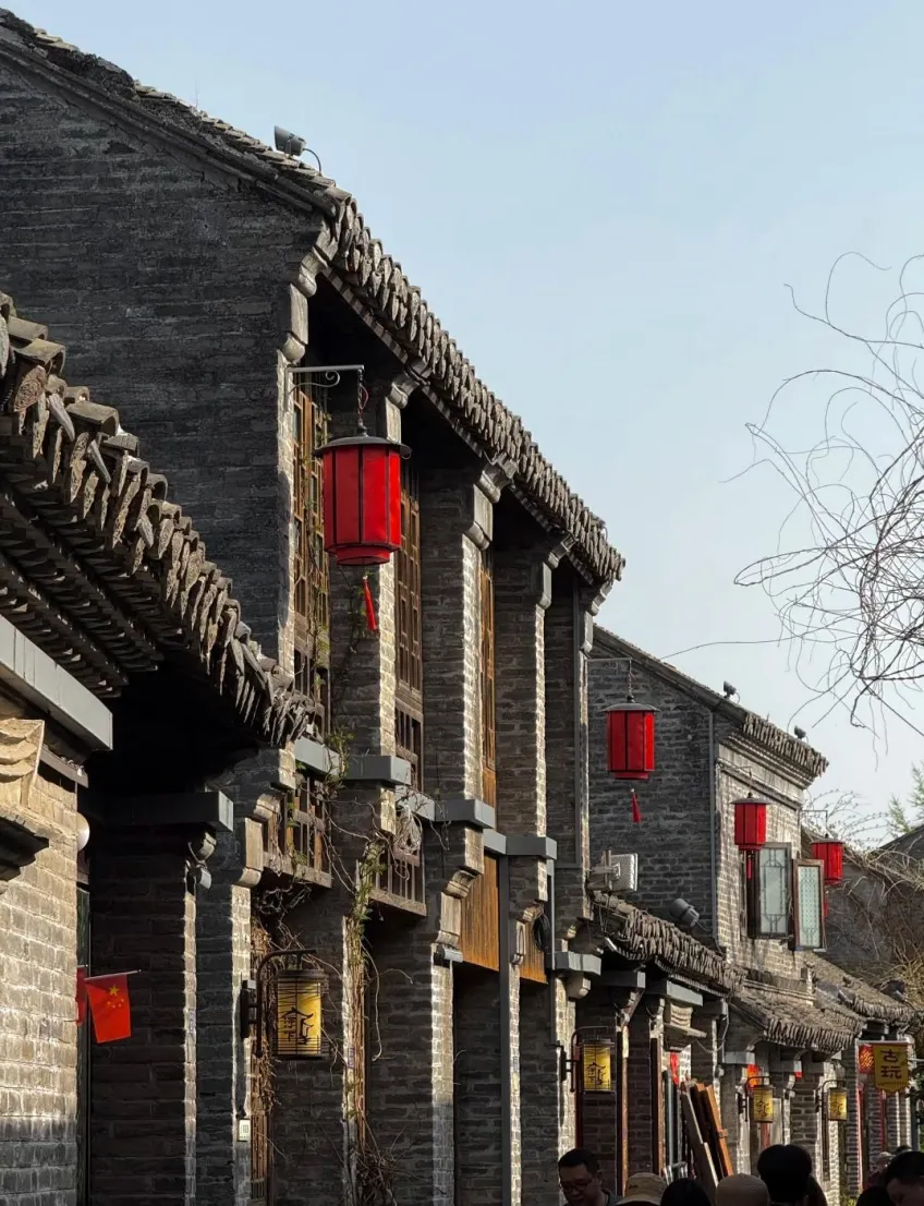 河下古镇灰砖二层街巷悬挂红灯笼