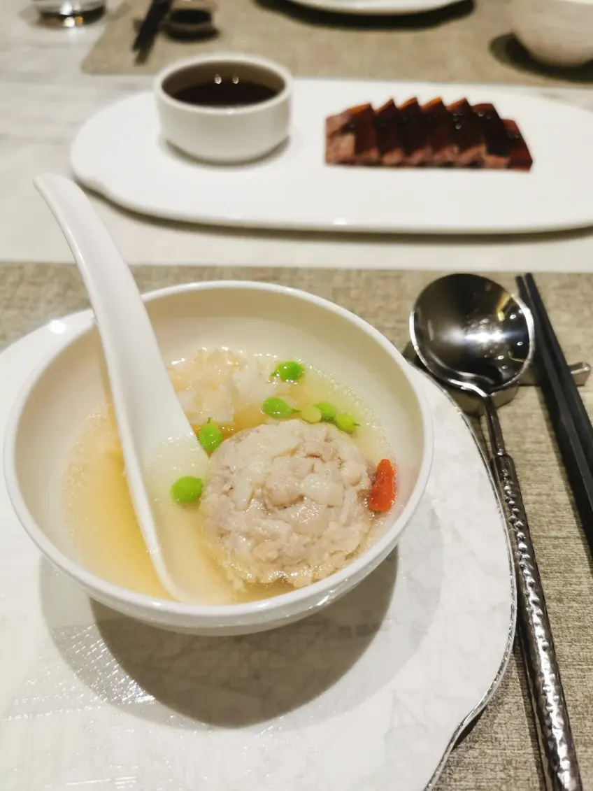 竖向示意清炖狮子头碗配青豆枸杞