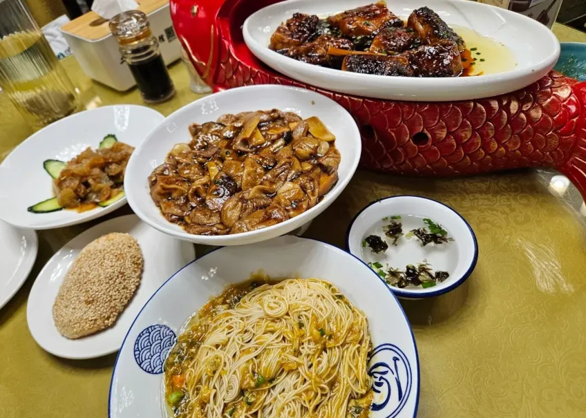 圆桌酱排骨面条油酥拼盘