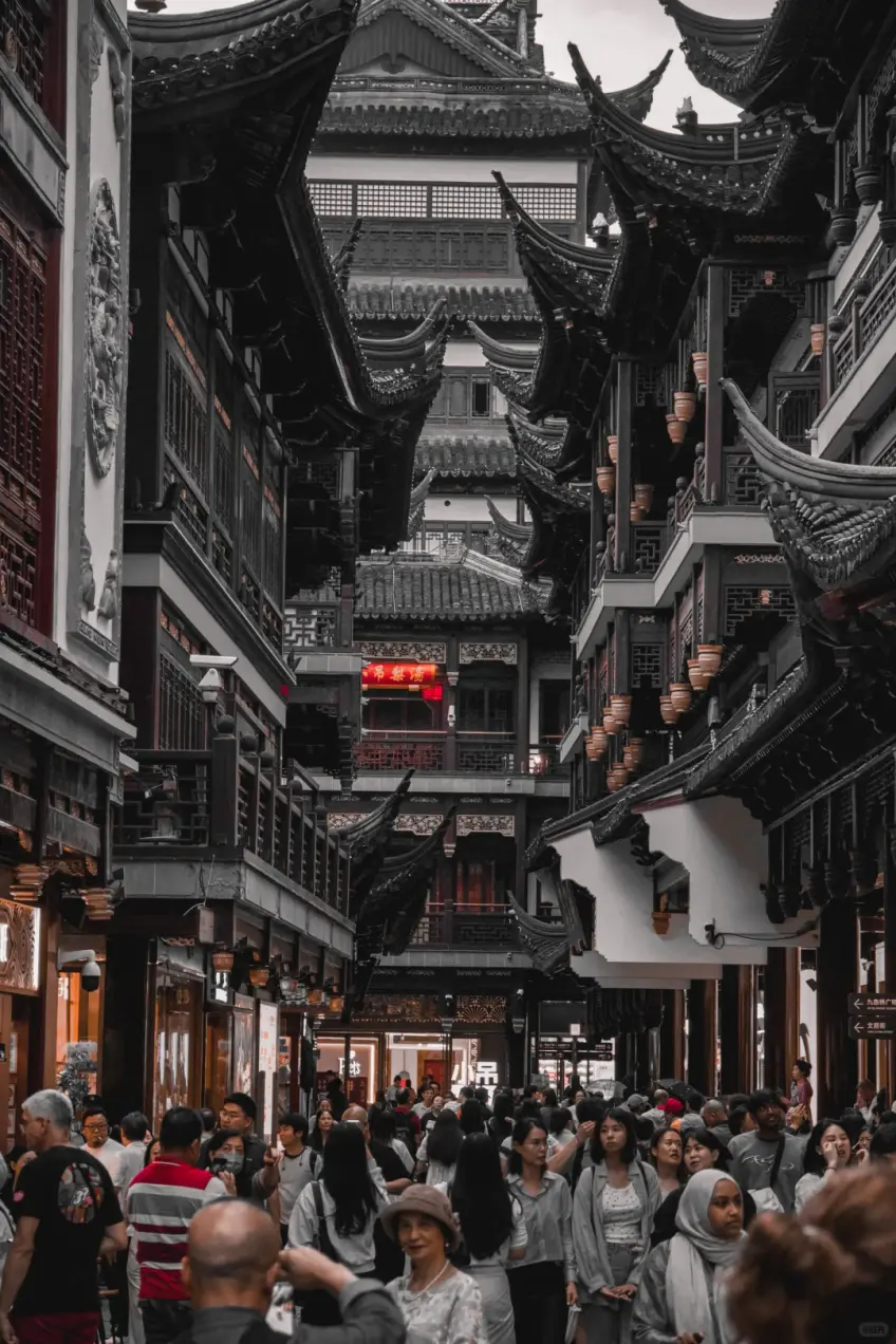 豫园老街人流与飞檐巷景俯拍