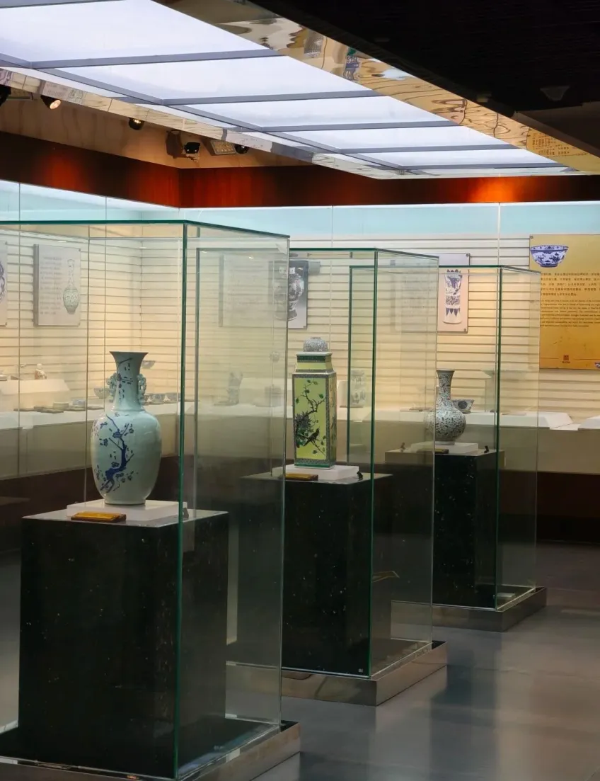 文物厅三座玻璃展柜中的三件立式瓷器