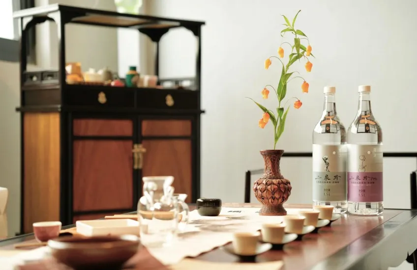 二泉茶会白瓷茶具与二泉瓶静物台面