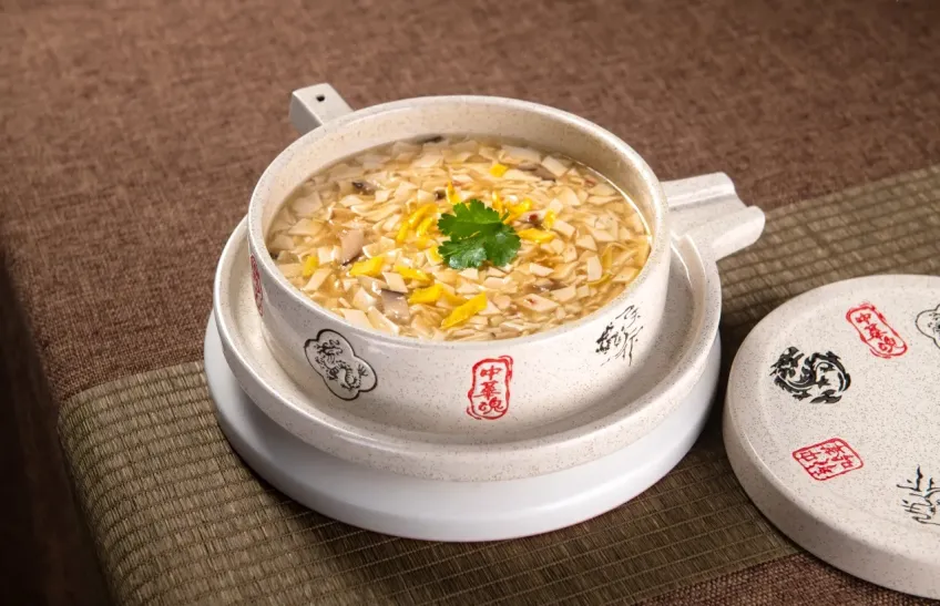 淮安地方特色汤羹与配菜近景