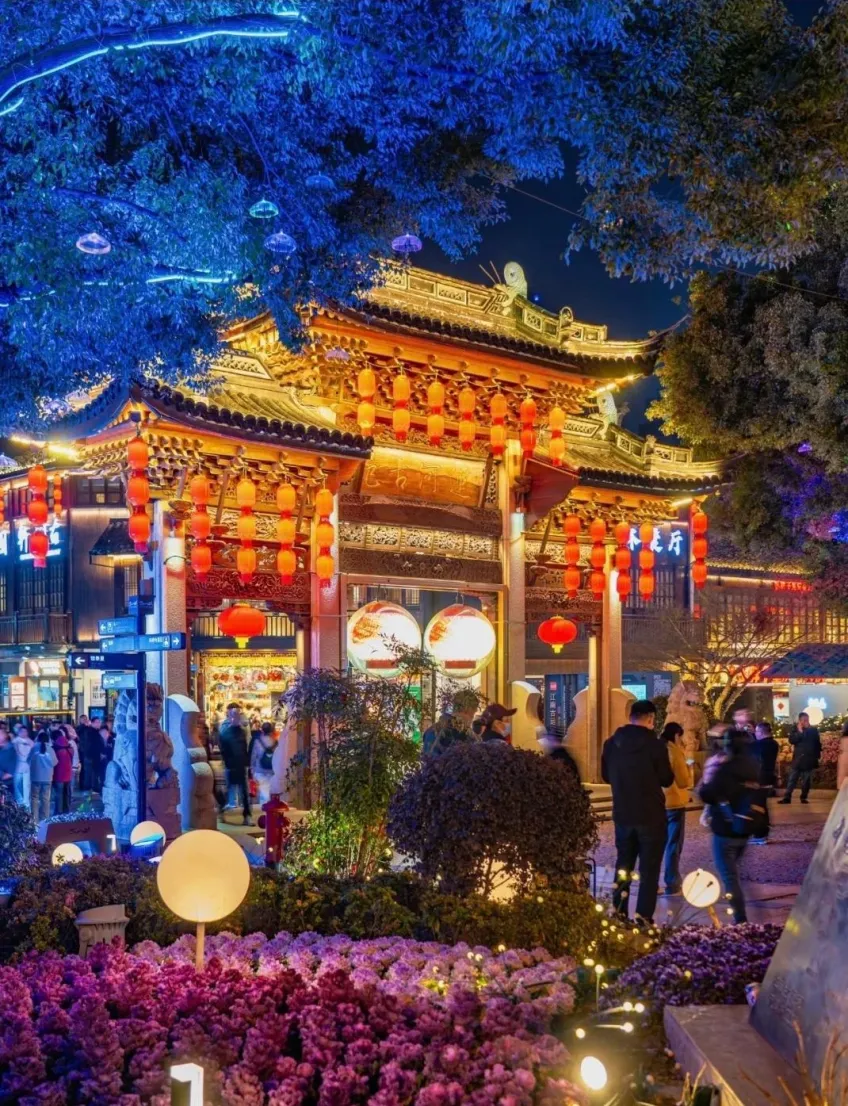 竖向示意：南长街一带夜色牌坊红灯笼花圃