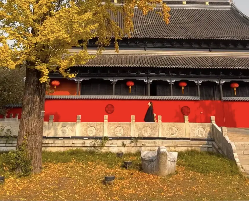 扬州大明寺院落殿宇与香火一角