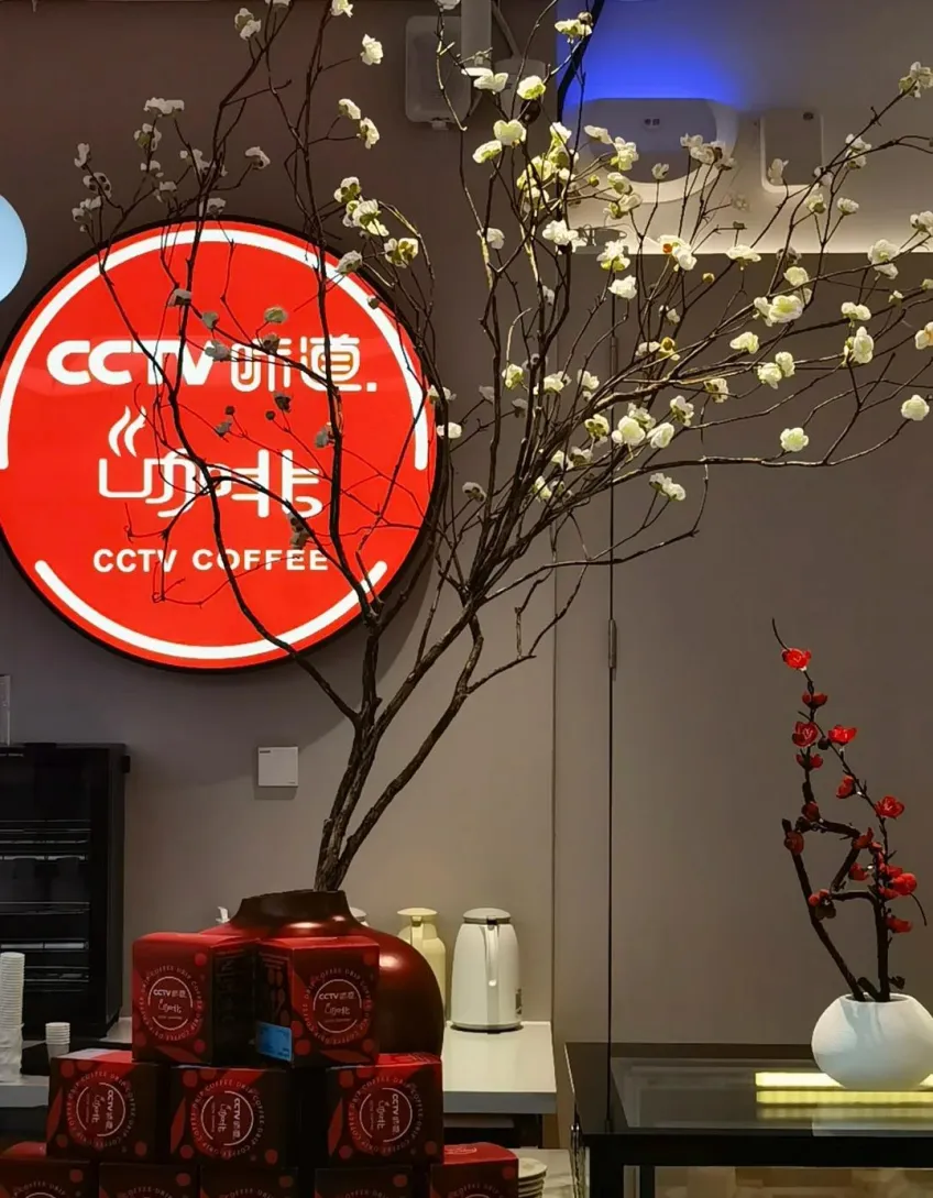 紅盒咖啡與白花枝店內景
