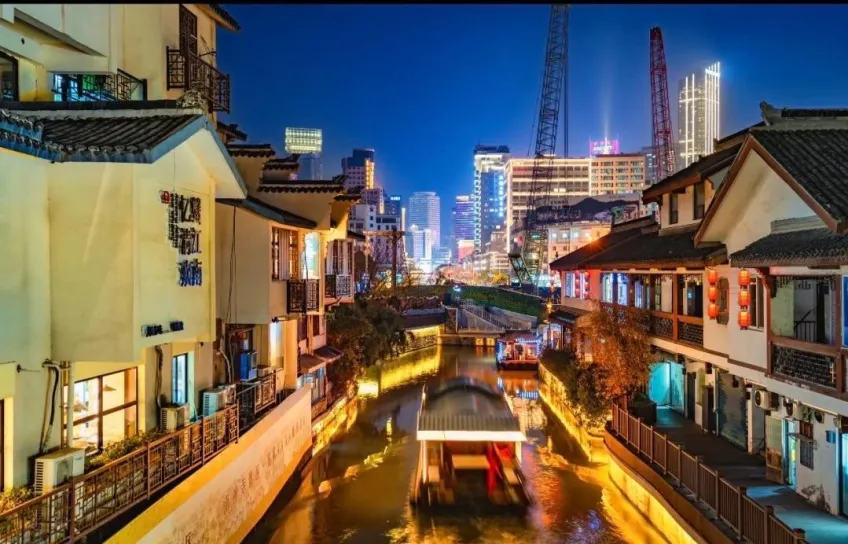 南长街运河两岸灯火与游船远眺楼群