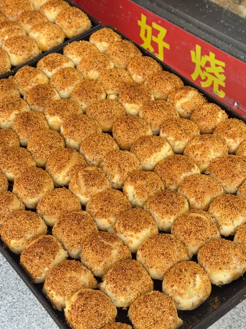 刚出炉黄桥烧饼堆叠画面