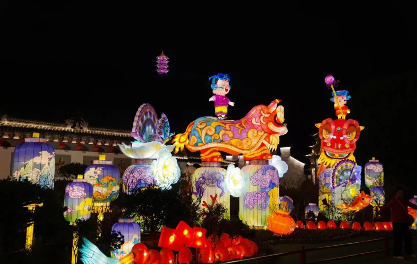 国潮灯会狮童主题大型彩灯组夜景
