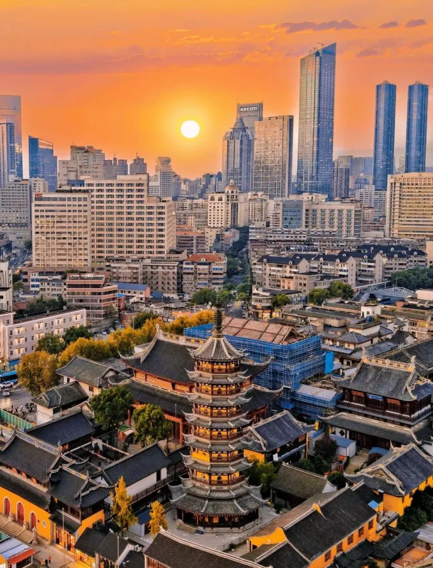 竖向示意：无锡古寺黄墙宝塔与落日城景