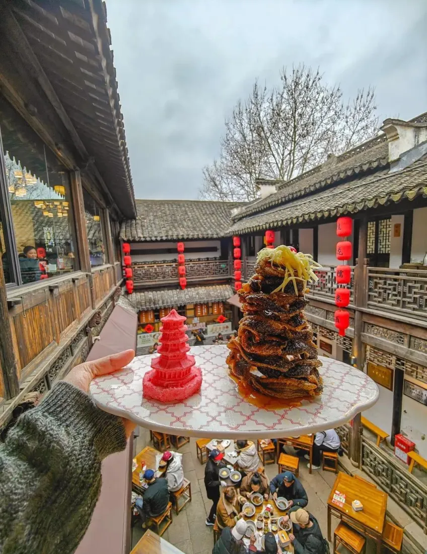 手持脆鳝与粉色宝塔盘