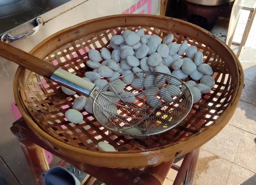 钦工肉圆生坯置于竹筐待煮