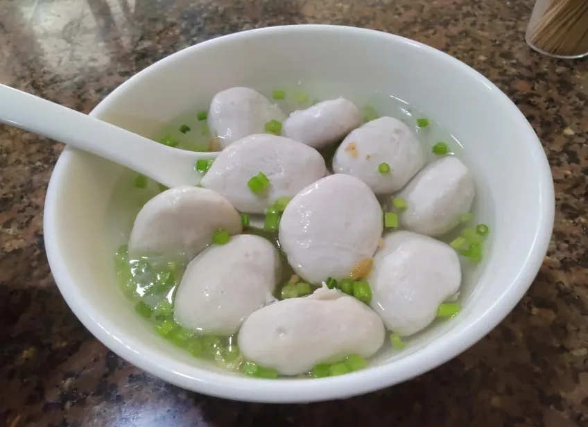 清汤钦工肉圆碗装配葱花