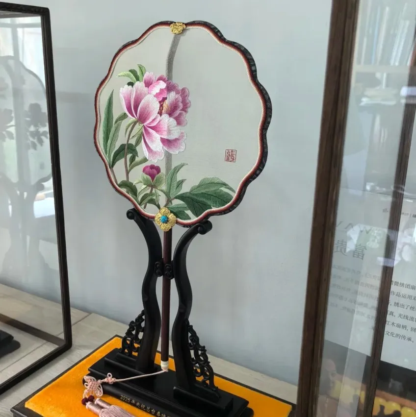 无锡精微绣粉牡丹团扇木架展陈