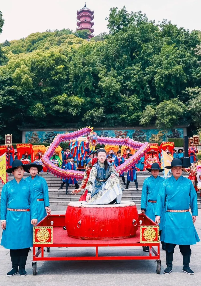 惠山庙会抬鼓舞龙与山巅龙光塔