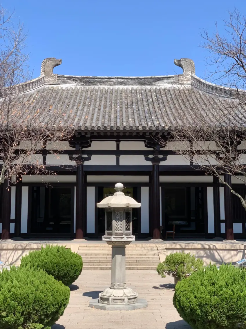 鑑真紀念堂唐風白牆與庭院石燈
