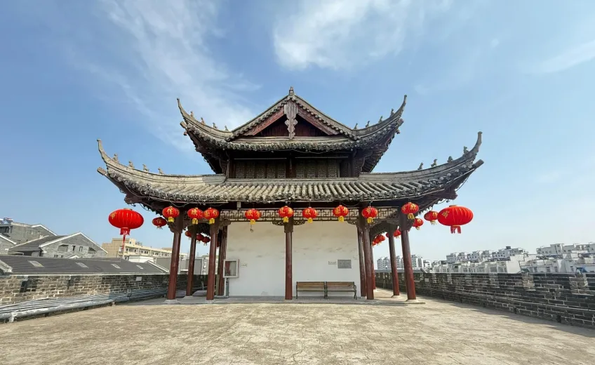 镇淮楼城台红灯笼与木构山楼近景