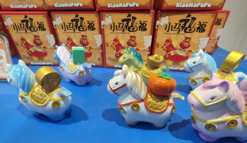 Horse驿站桌上小马福福彩色马仔与红盒
