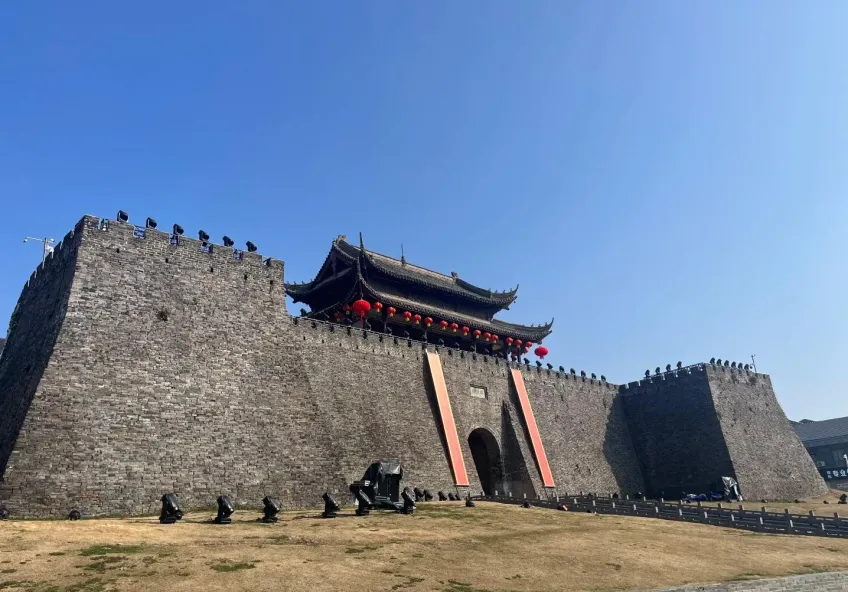 淮安镇淮楼灰色城墙拱门与上层谯楼