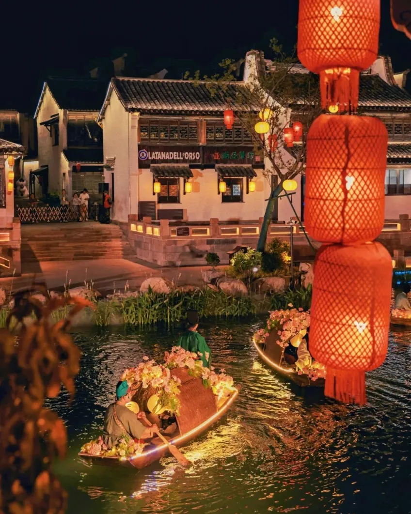 国潮灯会夜河花船巡游与红灯笼