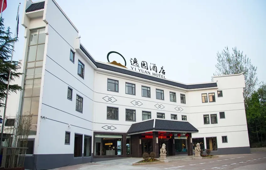 逸園酒店門匾與石獅外景