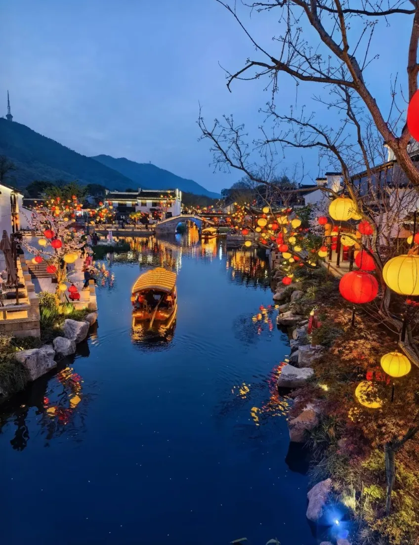 惠山古镇夜运河黄篷船与两岸红黄灯笼