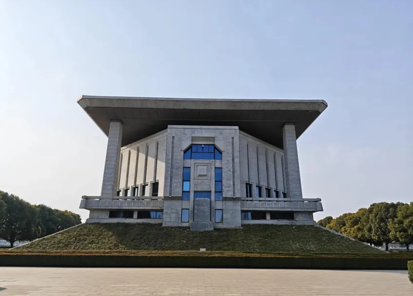 周恩来纪念馆主馆大屋檐建筑外观