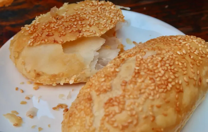 白瓷盘两枚芝麻油酥饼