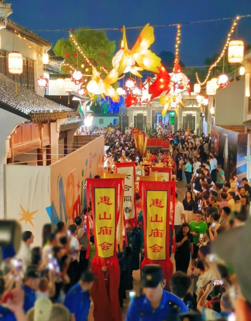 惠山庙会夜巡金鱼灯笼与红旗人群