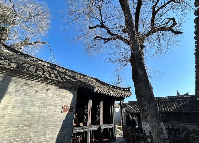 周恩来故居青砖瓦房与院内树木