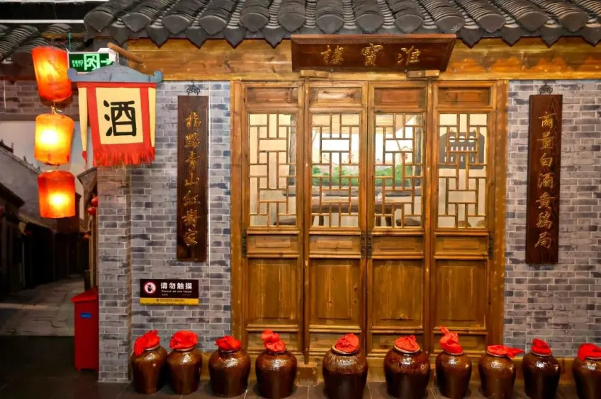 馆内「淮宝楼」酒肆门面复原：木门、酒字旗与红灯笼，门前置陶酒坛