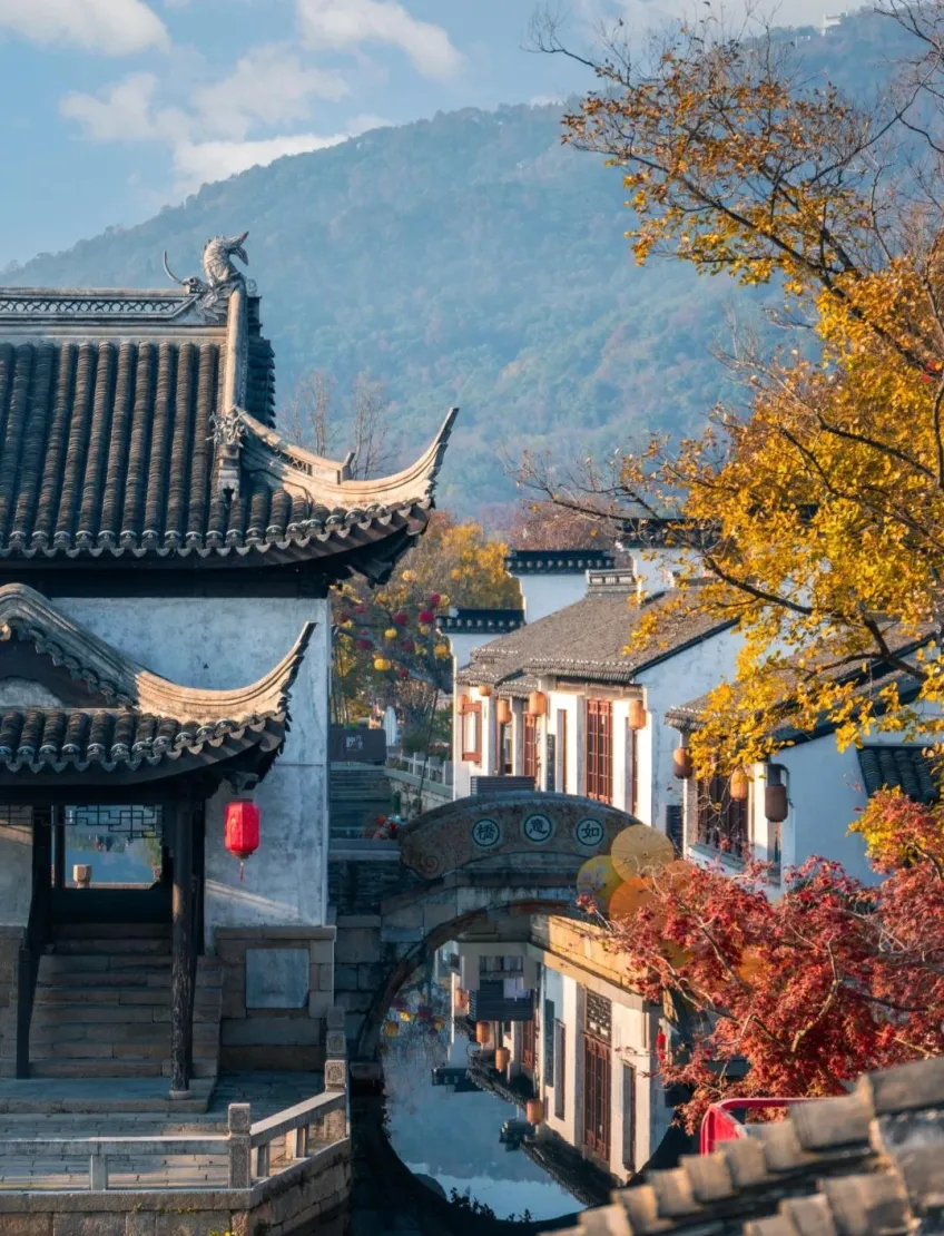 如意橋秋葉白牆運河倒影