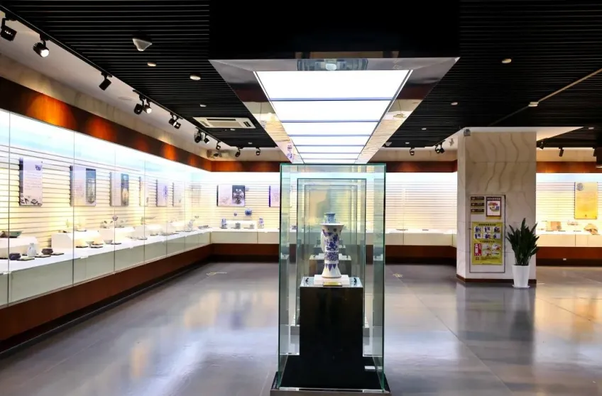 漕运博物馆文物厅中央青花瓷器玻璃展柜
