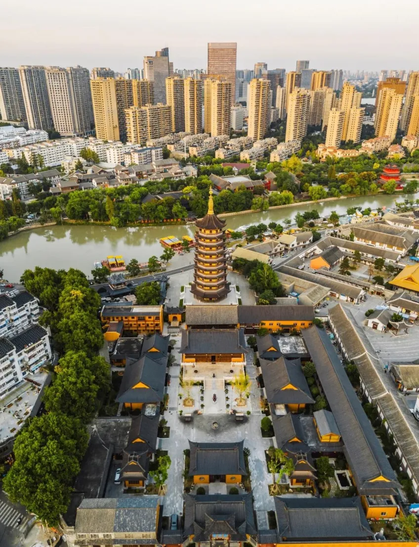 淮安运河旁传统建筑群与对岸高楼航拍