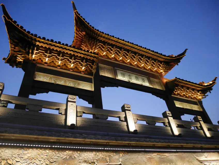 扬州东关街夜色牌坊飞檐灯影