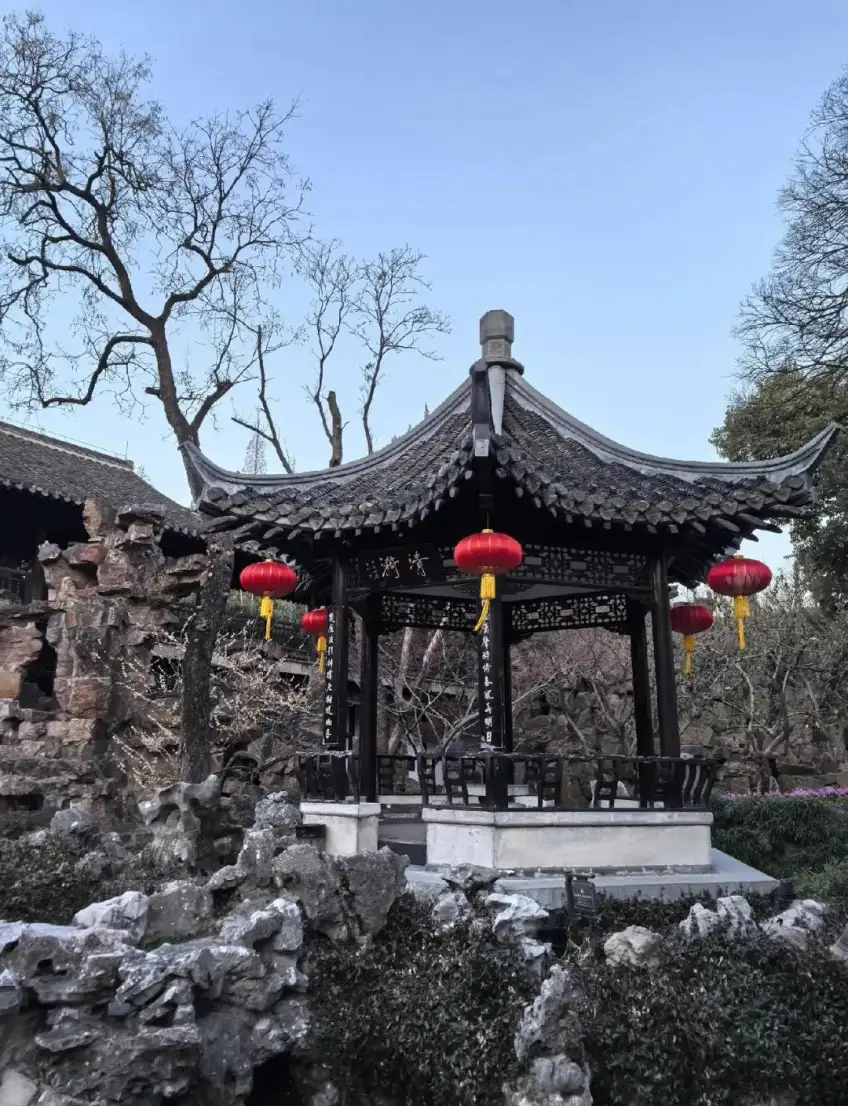 个园夏山黄石亭台红灯笼竖构图