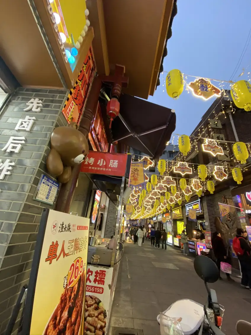 巷口石板路与红灯笼竖构图