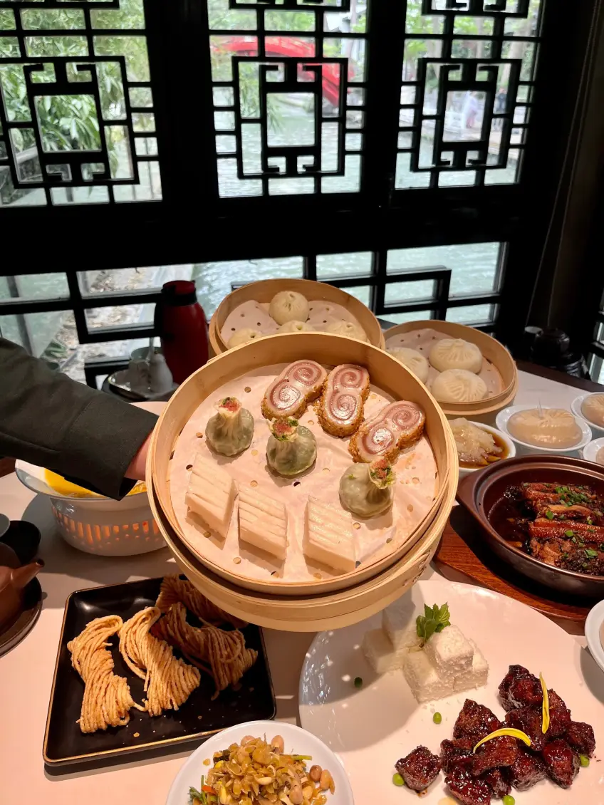 窗邊蒸籠千層糕早茶示意