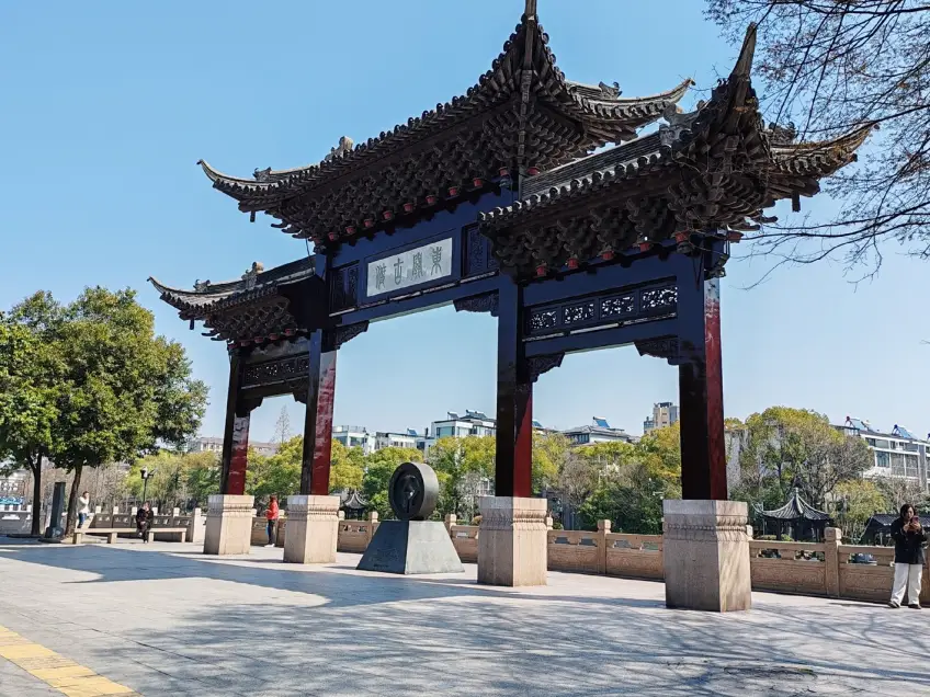 东关古渡城门楼与古运河水面