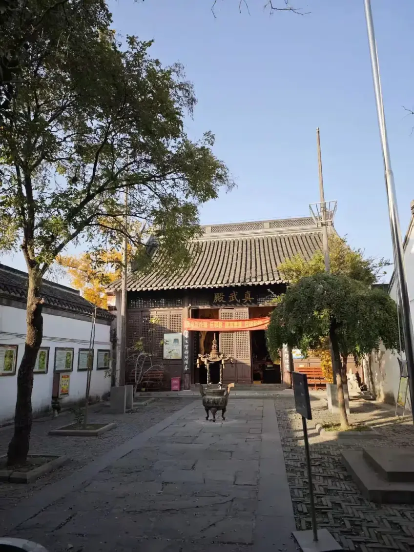 真武殿香爐石徑庭院示意