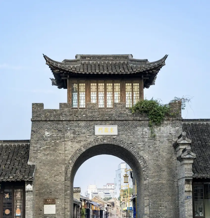 東圈門匾額拱門望街示意