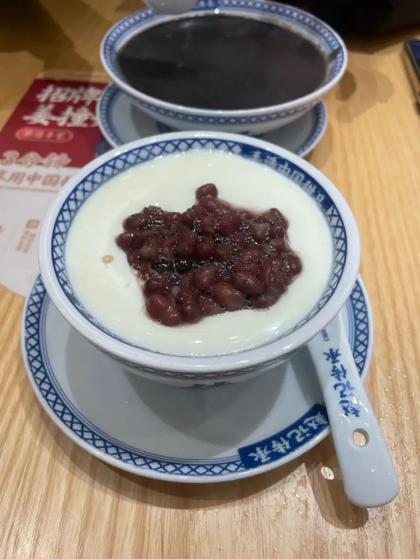 红豆双皮奶与黑芝麻糊双碗竖构图