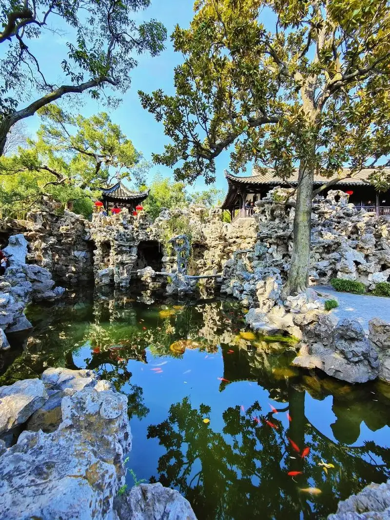 个园夏山太湖石与山洞竖构图