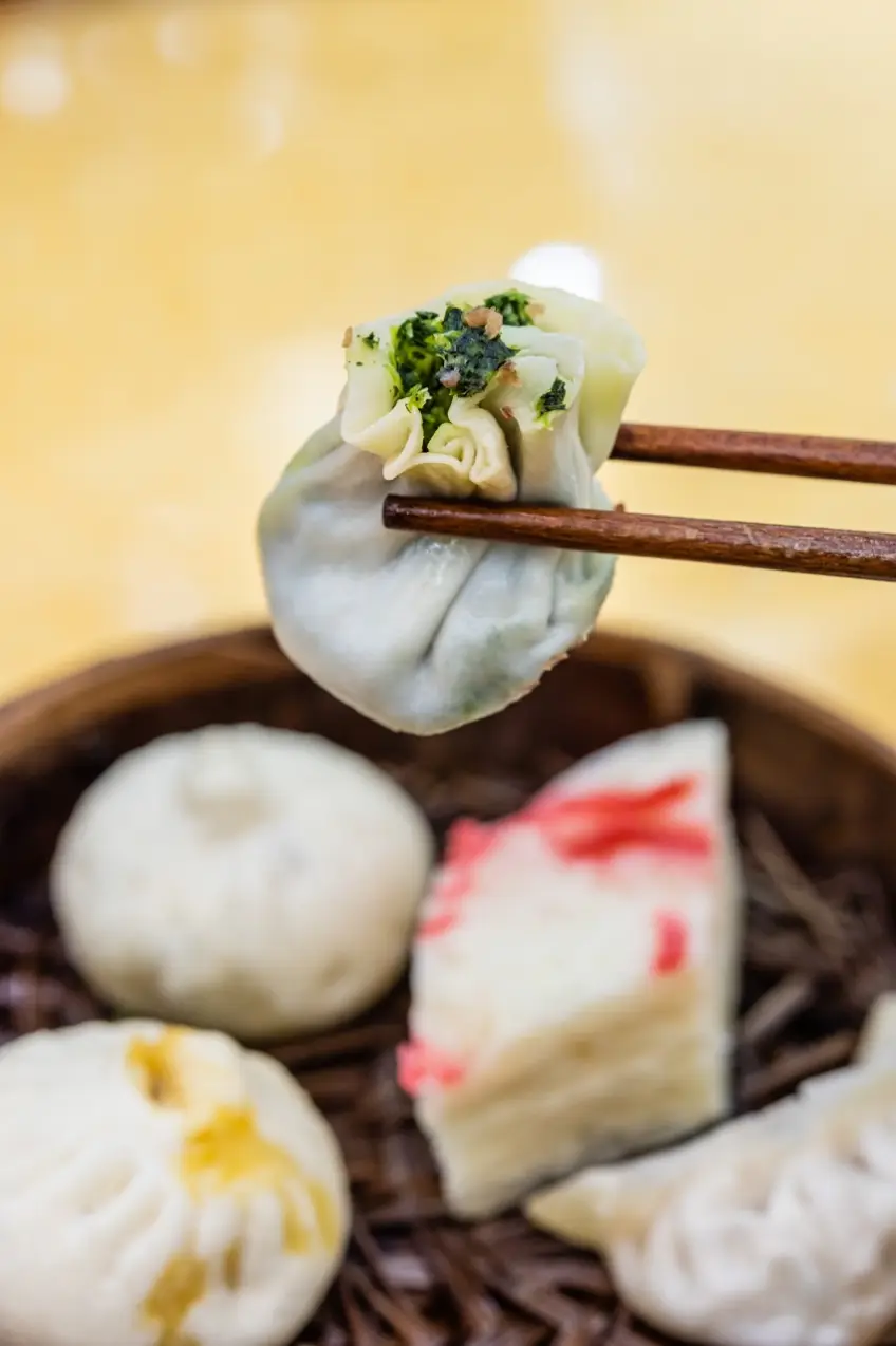 夾起翡翠燒賣蒸籠示意