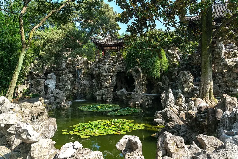 扬州个园夏山池塘青石与亭廊