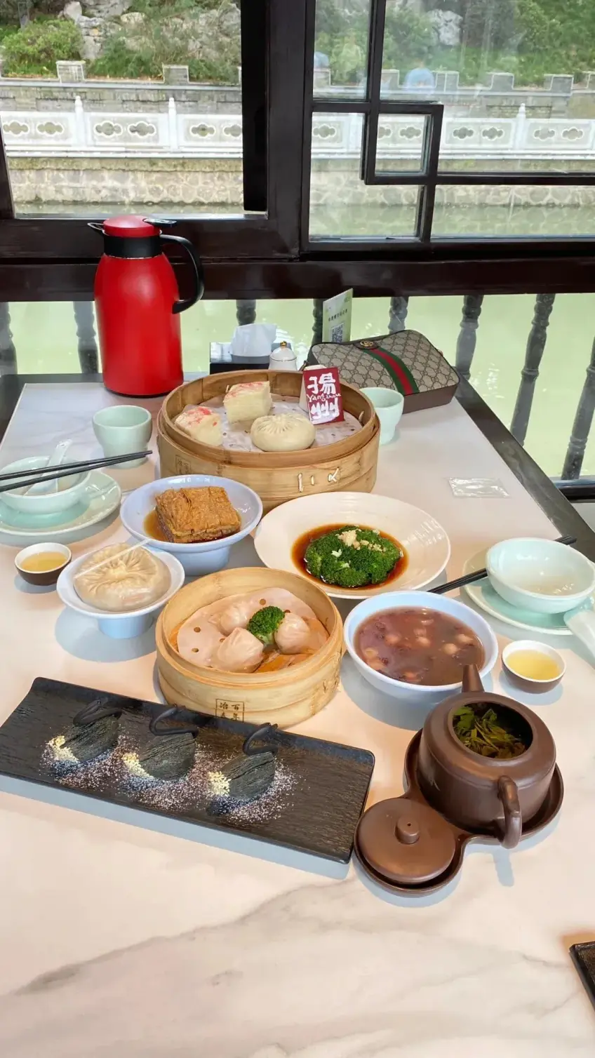 临窗早茶桌蟹黄汤包虾饺茶壶竖构图