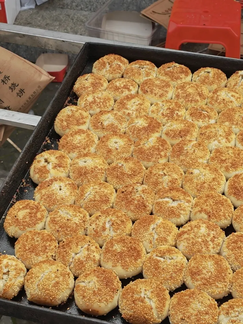芝麻黄桥烧饼满盘刚出炉竖构图